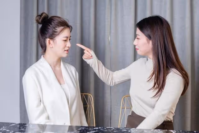 大姑姐生孩子住娘家,我盡心伺候反被埋怨,怒提離婚