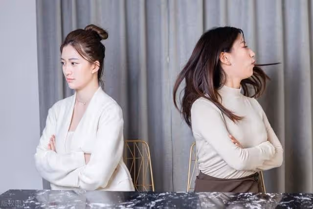 大姑姐生孩子住娘家,我盡心伺候反被埋怨,怒提離婚