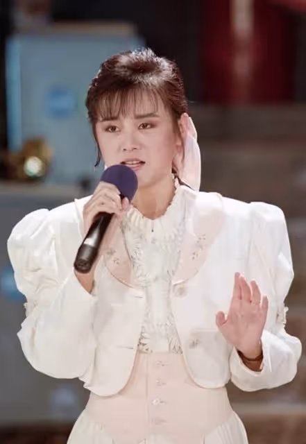 59歲李碧華退出演藝圈27年,「賢妻良母近照曝光」古典美氣質猶存,住上億豪宅仍節儉:10多年老車還在開