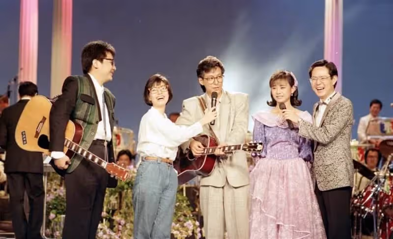 59歲李碧華退出演藝圈27年,「賢妻良母近照曝光」古典美氣質猶存,住上億豪宅仍節儉:10多年老車還在開