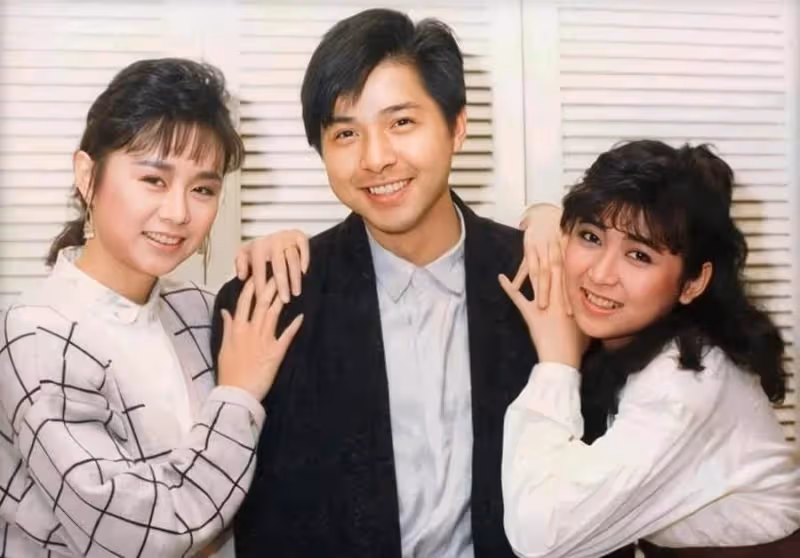 59歲李碧華退出演藝圈27年,「賢妻良母近照曝光」古典美氣質猶存,住上億豪宅仍節儉:10多年老車還在開