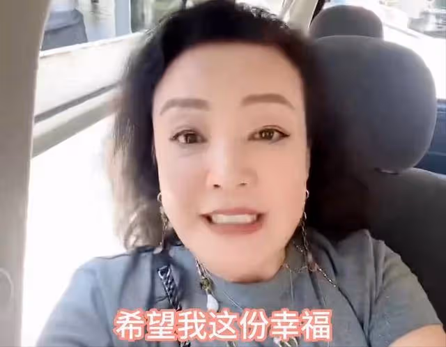 59歲李碧華退出演藝圈27年,「賢妻良母近照曝光」古典美氣質猶存,住上億豪宅仍節儉:10多年老車還在開