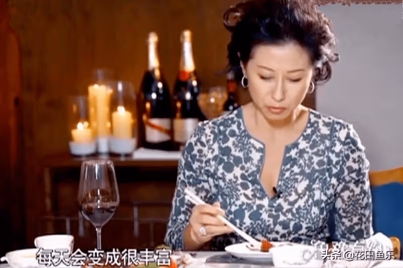 被費翔媽否定,被林子祥寵愛,61歲葉倩文銀髮皺紋,實在太美
