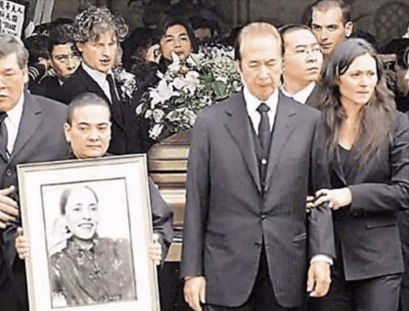 同為豪門原配,黎婉華不比呂燕妮差,為何她們的待遇截然不同?