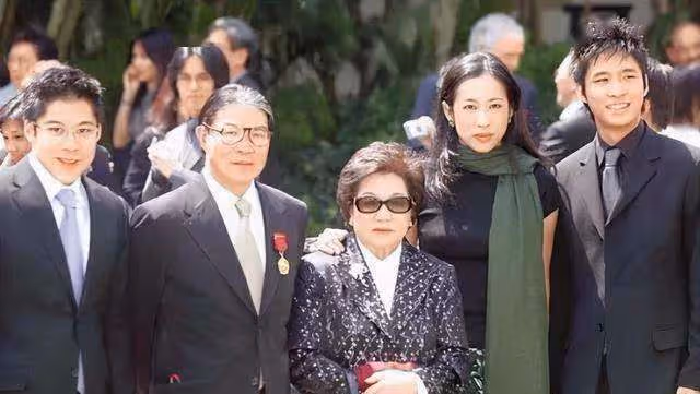 同為豪門原配,黎婉華不比呂燕妮差,為何她們的待遇截然不同?