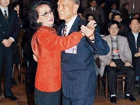 同為豪門原配,黎婉華不比呂燕妮差,為何她們的待遇截然不同?