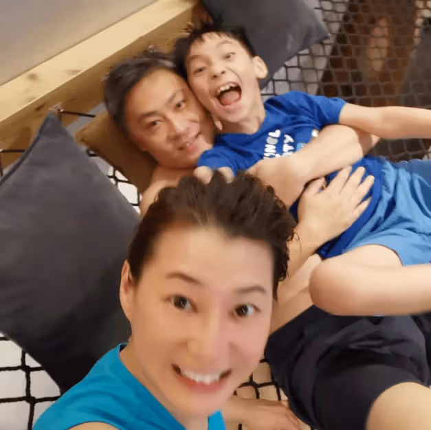 大曬奢華度假照!46歲前港姐顏值依舊,帶兩兒再婚嫁入豪門!