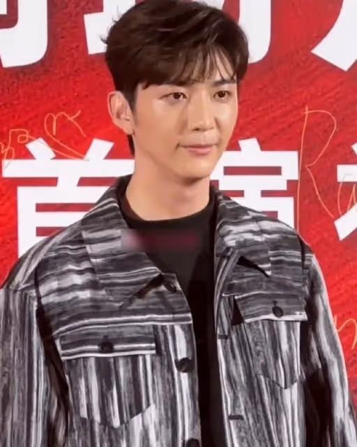 洪欣:23歲兒子引發熱議!年輕又帥個子高,感覺有點像韓星李敏鎬