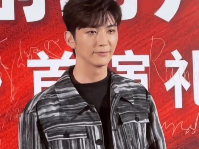 洪欣:23歲兒子引發熱議!年輕又帥個子高,感覺有點像韓星李敏鎬