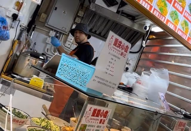 香港知名男星陷經濟困難,妻子懷四胎,遭封殺四年沒錢交房租