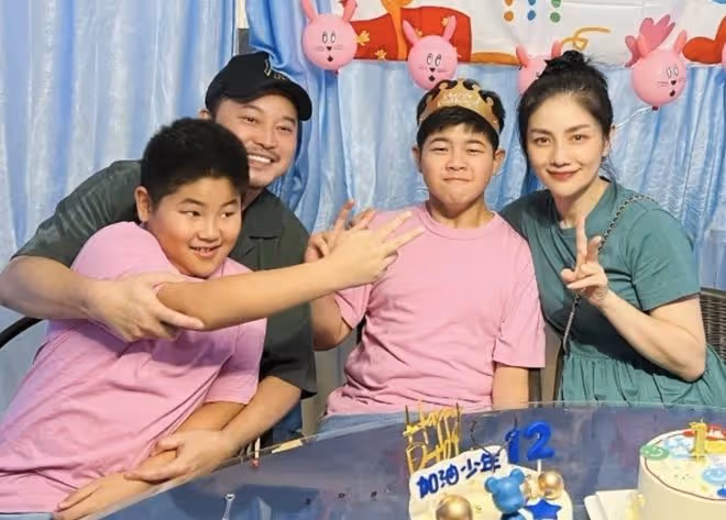 胡可曬全家福為12歲安吉慶生,小魚兒比沙溢魁梧,兄弟顏值惹爭議