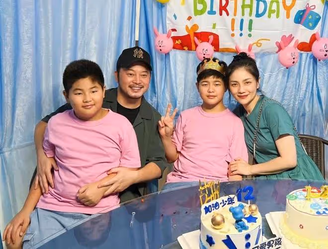 胡可曬全家福為12歲安吉慶生,小魚兒比沙溢魁梧,兄弟顏值惹爭議