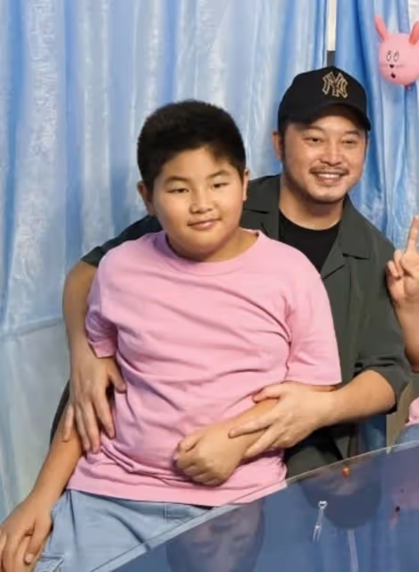 胡可曬全家福為12歲安吉慶生,小魚兒比沙溢魁梧,兄弟顏值惹爭議