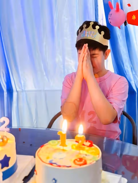 胡可曬全家福為12歲安吉慶生,小魚兒比沙溢魁梧,兄弟顏值惹爭議