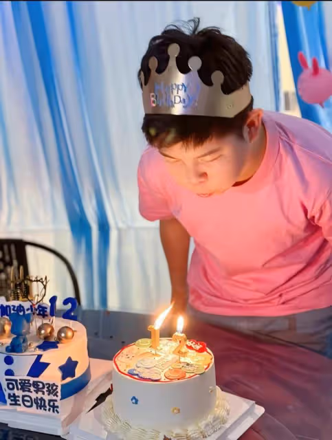 胡可曬全家福為12歲安吉慶生,小魚兒比沙溢魁梧,兄弟顏值惹爭議