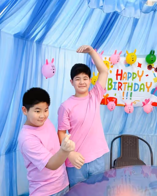 胡可曬全家福為12歲安吉慶生,小魚兒比沙溢魁梧,兄弟顏值惹爭議