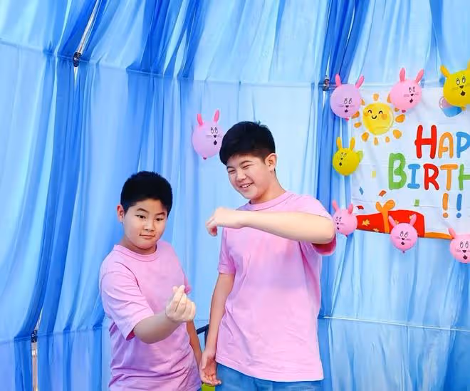 胡可曬全家福為12歲安吉慶生,小魚兒比沙溢魁梧,兄弟顏值惹爭議