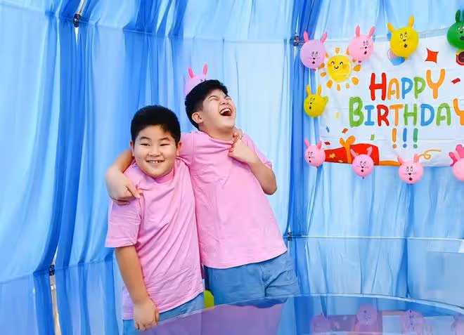胡可曬全家福為12歲安吉慶生,小魚兒比沙溢魁梧,兄弟顏值惹爭議