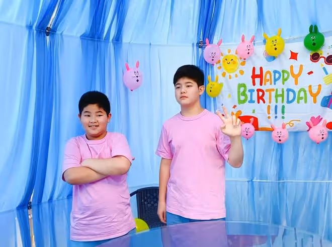 胡可曬全家福為12歲安吉慶生,小魚兒比沙溢魁梧,兄弟顏值惹爭議