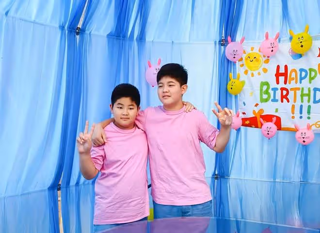 胡可曬全家福為12歲安吉慶生,小魚兒比沙溢魁梧,兄弟顏值惹爭議