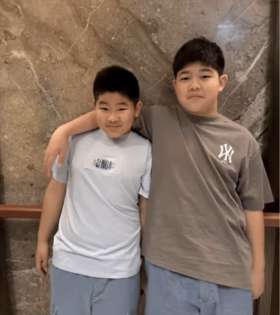 胡可曬全家福為12歲安吉慶生,小魚兒比沙溢魁梧,兄弟顏值惹爭議