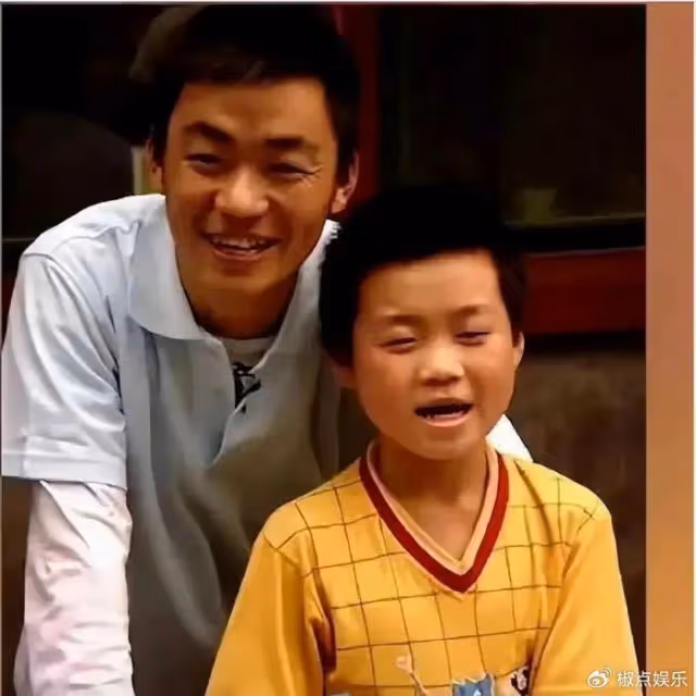 王寶強兒子終於長大，近照曝光全網震驚：生父是誰，一目了然！