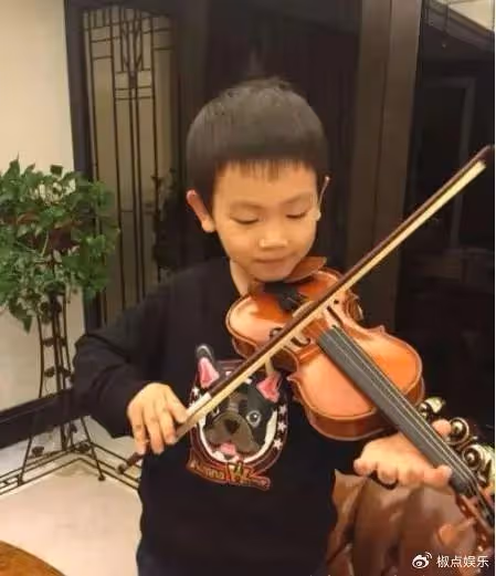 王寶強兒子終於長大，近照曝光全網震驚：生父是誰，一目了然！