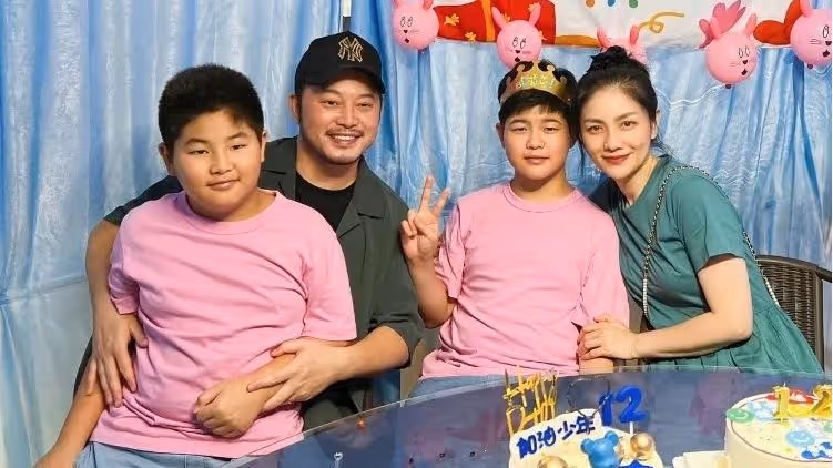 胡可曬全家福為12歲安吉慶生，小魚兒比沙溢還魁梧，兄弟倆顏值惹爭議