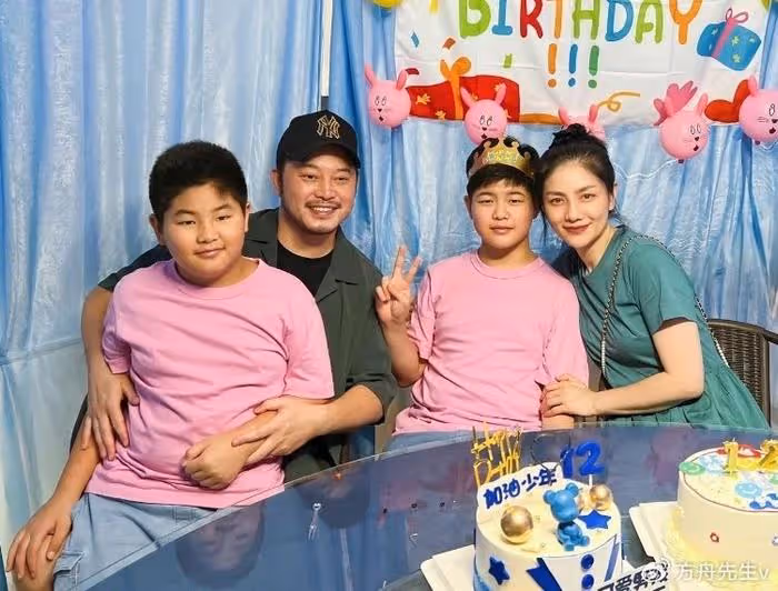 胡可曬全家福為12歲安吉慶生,小魚兒比沙溢還魁梧,兄弟倆顏值惹爭議