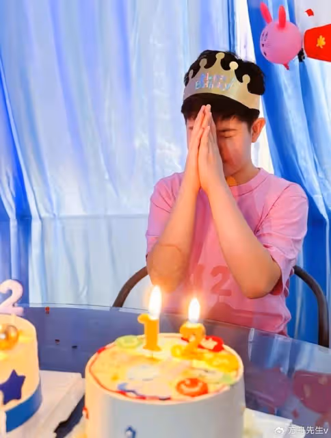 胡可曬全家福為12歲安吉慶生,小魚兒比沙溢還魁梧,兄弟倆顏值惹爭議