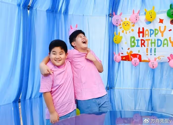 胡可曬全家福為12歲安吉慶生，小魚兒比沙溢還魁梧，兄弟倆顏值惹爭議