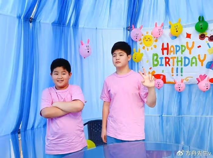 胡可曬全家福為12歲安吉慶生，小魚兒比沙溢還魁梧，兄弟倆顏值惹爭議
