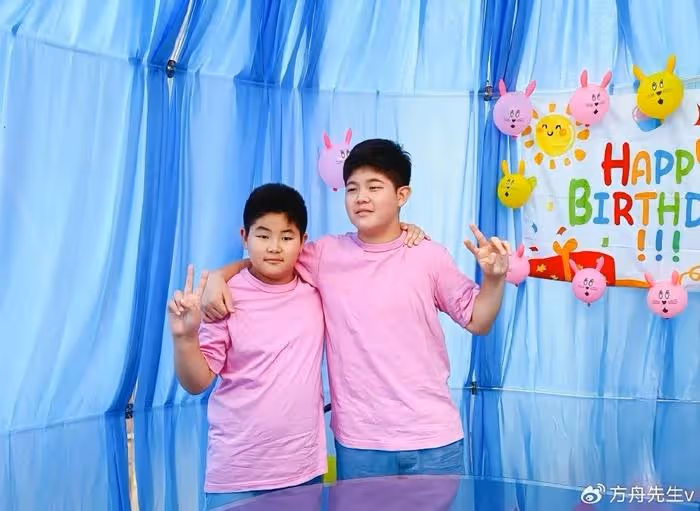 胡可曬全家福為12歲安吉慶生，小魚兒比沙溢還魁梧，兄弟倆顏值惹爭議