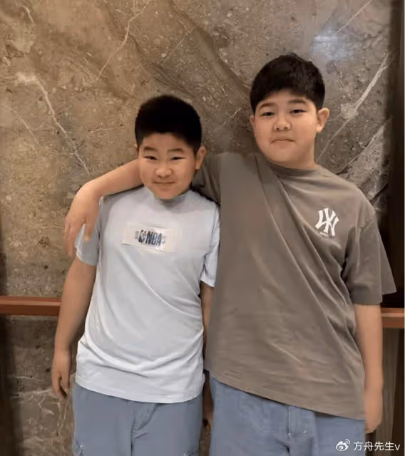胡可曬全家福為12歲安吉慶生，小魚兒比沙溢還魁梧，兄弟倆顏值惹爭議