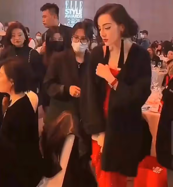 熱巴盛裝出席前呼後擁，宋茜看不下去猛翻白眼