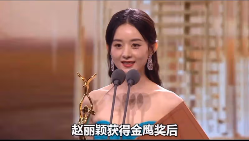 熱巴盛裝出席前呼後擁，宋茜看不下去猛翻白眼