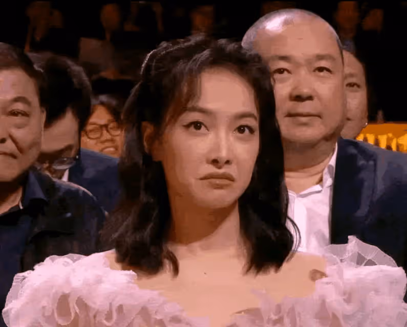 熱巴盛裝出席前呼後擁，宋茜看不下去猛翻白眼