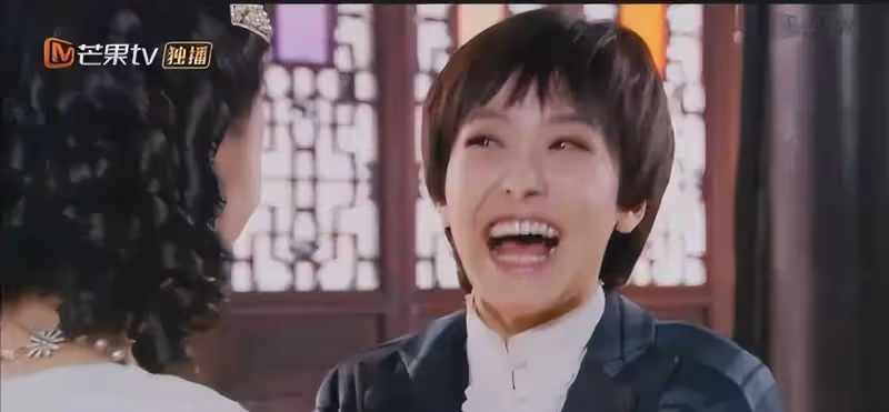 熱巴盛裝出席前呼後擁,宋茜看不下去猛翻白眼