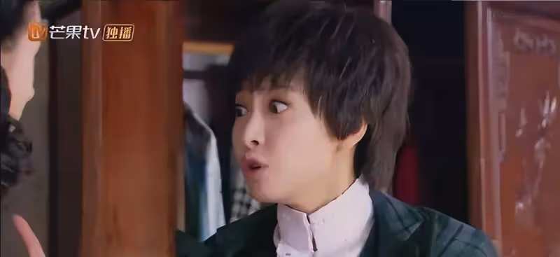 熱巴盛裝出席前呼後擁,宋茜看不下去猛翻白眼