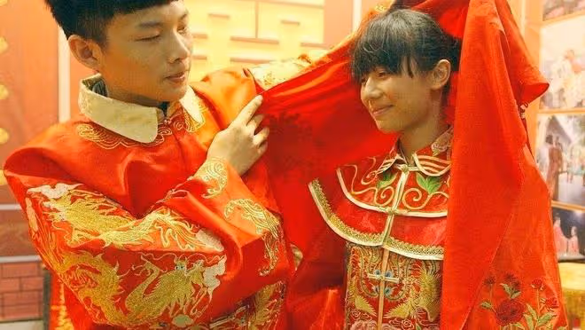 婚禮上,土豪婆婆嘲笑女孩父母老土,女孩當場撕掉婚紗取消婚禮