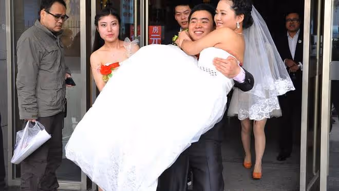 婚禮上,土豪婆婆嘲笑女孩父母老土,女孩當場撕掉婚紗取消婚禮