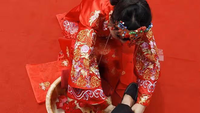 婚禮上,土豪婆婆嘲笑女孩父母老土,女孩當場撕掉婚紗取消婚禮