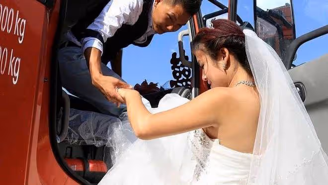 婚禮上,土豪婆婆嘲笑女孩父母老土,女孩當場撕掉婚紗取消婚禮
