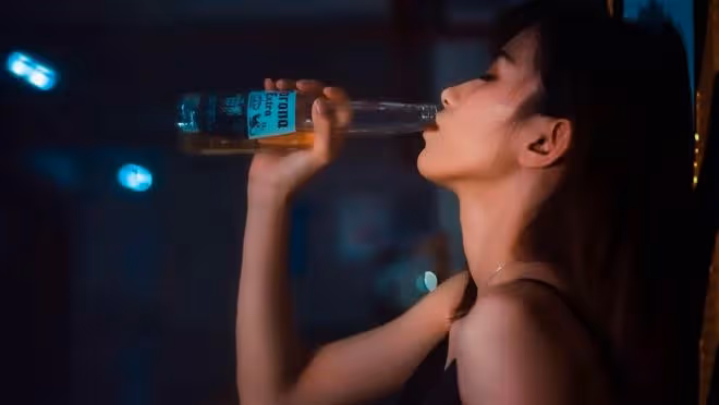 有錢後沾花惹草,妻子主動讓位小三,男子落魄街頭後看清一切