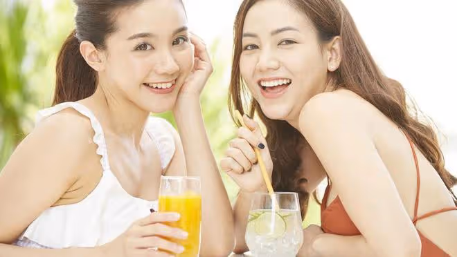 女子去看望生孩子的閨蜜，發現老公的車：叫他出來吧，不用躲了