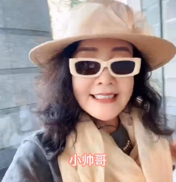 張蘭和孫兒孫女見面很激動，箖兒眼神躲閃表現得比較怯場