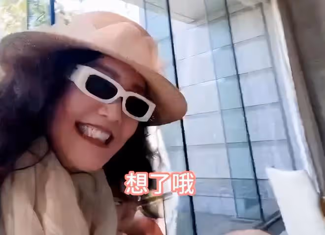 張蘭和孫兒孫女見面很激動，箖兒眼神躲閃表現得比較怯場