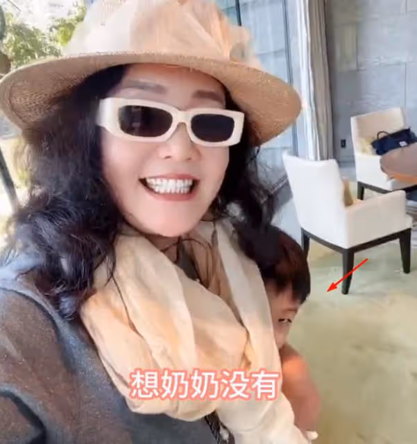 張蘭和孫兒孫女見面很激動，箖兒眼神躲閃表現得比較怯場