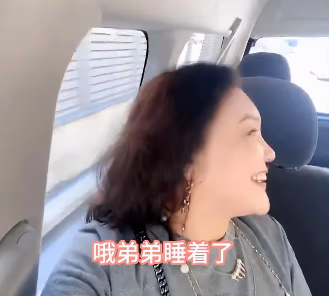 張蘭和孫兒孫女見面很激動，箖兒眼神躲閃表現得比較怯場