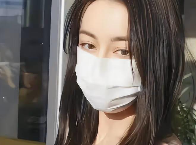 熱巴穿辣妹裝玩擦邊?底褲外露、後背靠2根繩繫著,網友:封殺